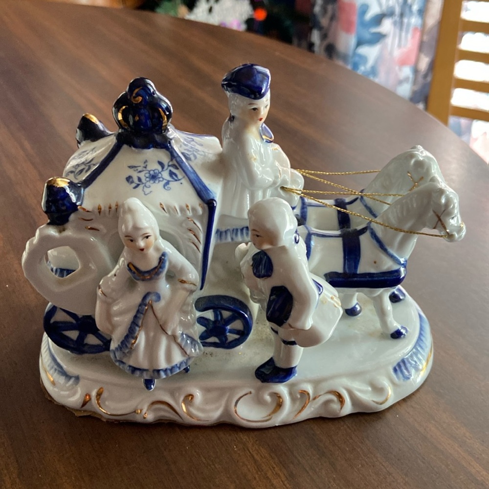 VINTAGE 70’s-80’s CERAMIC STATUE HORSE DRAWN CARRIAGE W/LADY& MAN
